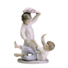 Figura Nao Porcelana Pelea Con La Almohada