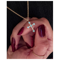 Cruz para mujer de oro amarillo 9k con topacios color Paraiba y circonitas – BEA SOLDADO (Cadena 50 cm)