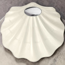 Concha de bautismo metálica y esmaltada aplique plata bilaminada. 13x13.5 cm 09361-6S