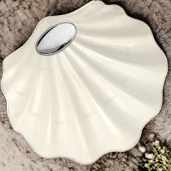 Concha de bautismo metálica y esmaltada aplique plata bilaminada. 13x13.5 cm 09361-6S
