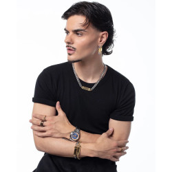Pendiente Único Abraham Mateo de Acero IP Dorado con Cadena y Placa de Estética Limpia y Versátil