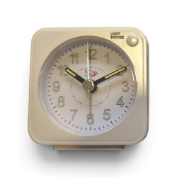 Despertador Analógico Compacto 5,5 cm con Luz, Función Snooze y Agujas Luminiscentes